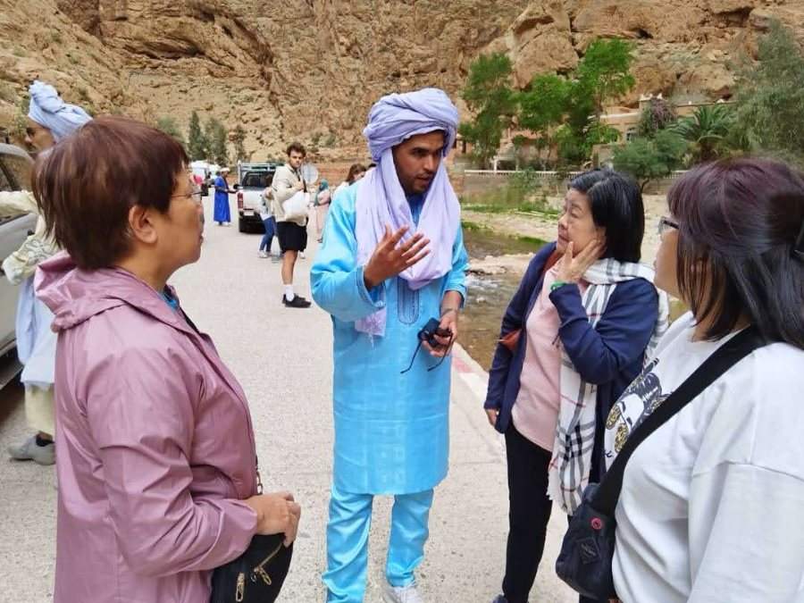 A guide telling guests about the gorge